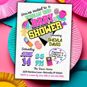 Könnte beinhalten: Eine Babyparty-Einladung im Retro-Stil der 80er und 90er Jahre. Die Einladung zeigt die Worte "TOTALLY RAD BABY SHOWER" in leuchtenden Farben, zusammen mit Grafiken eines Babys, eines Telefons und einer Spielkonsole. Die Einladung ist für Sheyla Davis.
