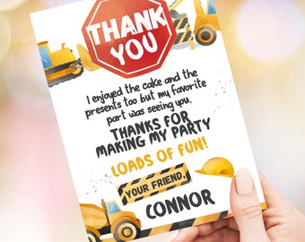 Op de afbeelding: Een bedankkaart met een bouwthema. De kaart toont een rood stopbord met "THANK YOU" in het wit, bouwmachines en de tekst "THANKS FOR MAKING MY PARTY LOADS OF FUN!" en "YOUR FRIEND, CONNOR."