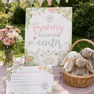 Peut inclure: Une sc&egrave;ne charmante avec une enseigne "Bunny Adoption Center" orn&eacute;e de fleurs et de guirlandes. Un panier contient des lapins en peluche et un certificat est affich&eacute;. Un vase de fleurs ajoute de la couleur &agrave; la table.