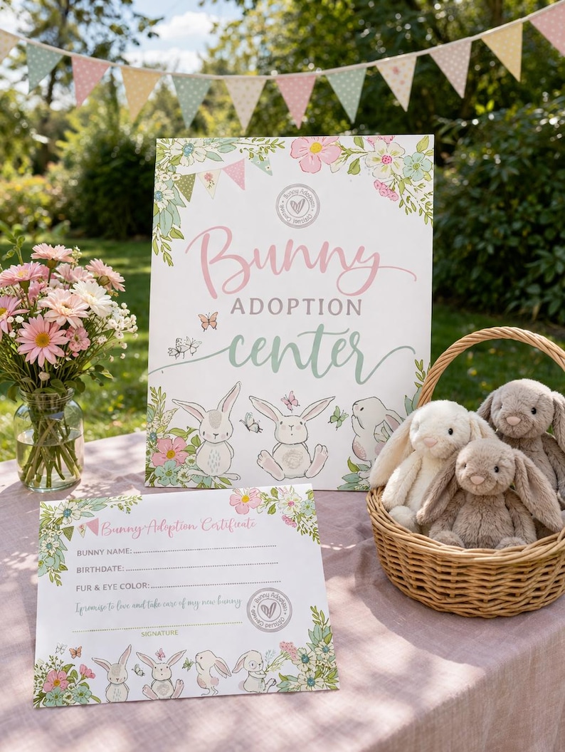 Peut inclure: Une sc&egrave;ne charmante avec une enseigne "Bunny Adoption Center" orn&eacute;e de fleurs et de guirlandes. Un panier contient des lapins en peluche et un certificat est affich&eacute;. Un vase de fleurs ajoute de la couleur &agrave; la table.