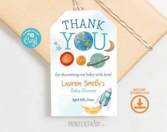Pode incluir: Uma etiqueta de agradecimento azul e laranja com tema espacial. A etiqueta apresenta um foguete, planetas e estrelas. O texto diz "Obrigado por mimar nosso bebê com amor! Chuveiro de Bebê de Lauren Smith em 8 de abril de 20xx".