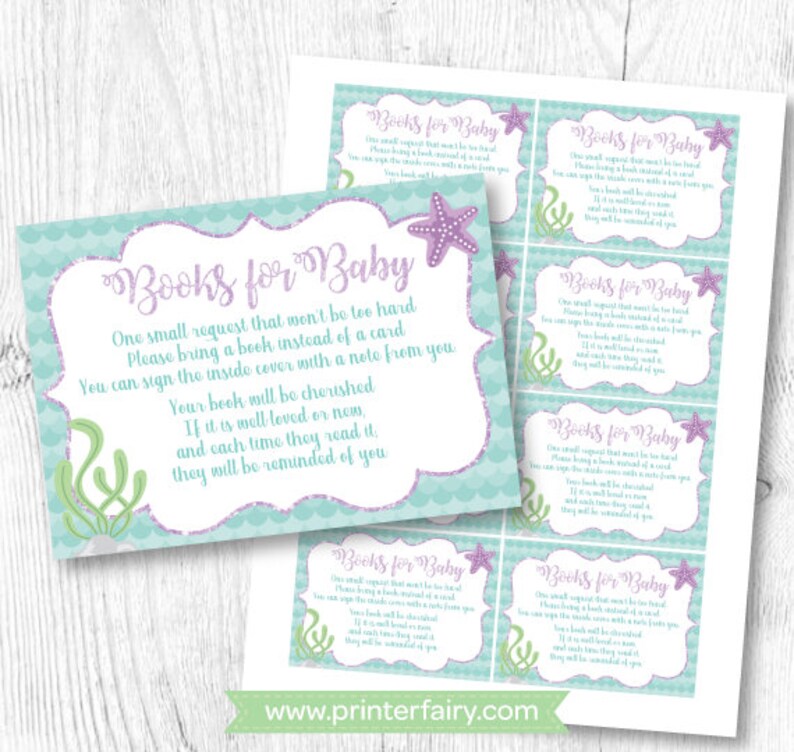 Op de afbeelding: Baby shower uitnodigingskaarten met een zeemeermint thema. De kaarten hebben een lichtblauwe achtergrond met een geschulpte rand, een paarse zeester en de tekst "Books for Baby". De kaarten zijn gedrukt op wit papier.