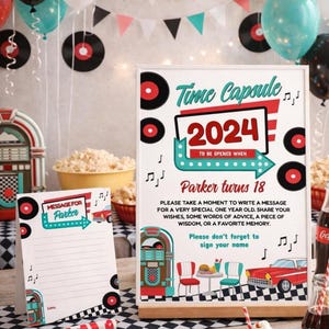 Può includere: Un allestimento per una festa a tema retrò con un cartello che recita "Time Capsule 2024" e "Parker compie 18 anni". Il cartello è decorato con note musicali e dischi in vinile. Una scheda più piccola recita "Messaggio per Parker". Palloncini e popcorn completano la scena festosa.