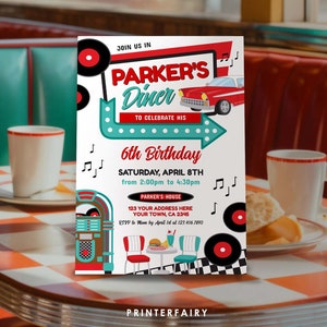 Könnte beinhalten: Eine Geburtstagseinladung im Retro-Diner-Stil mit einem roten und weißen Auto, einem Jukebox und einem Schild mit der Aufschrift "Parker's Diner". Die Einladung ist für eine 6. Geburtstagsfeier am Samstag, den 8. April von 14:00 bis 16:30 Uhr.