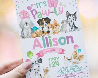 Könnte beinhalten: Eine farbenfrohe Einladung zu einer Pfotenparty zur Feier des 5. Geburtstags von Allison. Die Einladung zeigt einen Pfotenabdruck, einen Knochen und eine Vielzahl von Cartoon-Hunden und -Katzen. Der Text lautet "It's a Paw-ty Allison is turning 5 Saturday Nov 24 2:00 PM - 4:00 PM 123 Your Address Here Your Town, CA 2345 RSVP by Nov 20th to Lauren at 123.456.7890"
