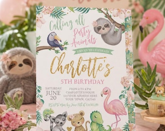 Könnte beinhalten: Eine Party-Einladung mit dem Text "Charlottes 5. Geburtstag" mit Illustrationen eines Tukan, Faultiers und anderer Tiere. Die Einladung steht auf einem Holzständer, mit einem rosa Flamingo und Luftballons im Hintergrund.