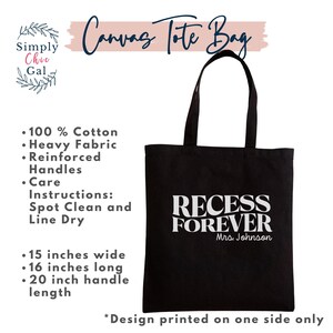 Puede incluir: Bolso tote de lona negro con texto blanco "RECESS FOREVER Mrs. Johnson". El bolso mide 38 cm de ancho, 41 cm de largo y tiene un asa de 51 cm. Fabricado en 100% algod&oacute;n con asas reforzadas. Dise&ntilde;o impreso en una cara.
