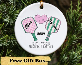 Adorno de compañero de Pickleball personalizado con nombre y año, adorno navideño personalizado con paletas de Pickleball, regalos divertidos de Pickleball, recuerdo