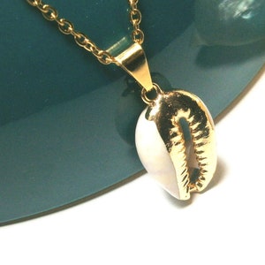 Halskette mit echtem Kauri Muschel Anhänger, Vergoldete Edelstahl Kette, Meeres Schmuck