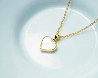 Halsketting met hartje van parelmoer of witte jade, verguld kettinkje, hanger met edelsteen