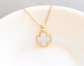 Kreuz Halskette gold vergoldet, Kette mit kleinem Kreuz aus weißem Perlmutt, kleiner Kreuzanhänger, Kreuzkette