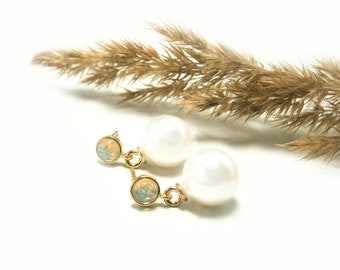 Vergoldete Opal-Ohrringe mit Sterling Silber 925 Ohrsteckern und weißen Muschelkern-Perlen