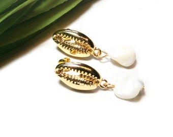 Gold-plated cowrie shell earrings with white pearl, baroque pearl earrings, pearl earrings