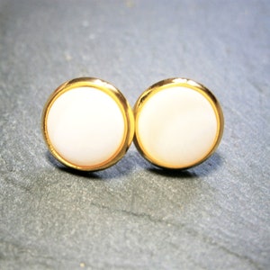 White mother of pearl earrings, shell stud earrings, gold-plated stainless steel, cabochons imitation mother of pearl