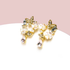 Earrings with white-pink shimmering flowers and crystal drop pendants, gold-plated silver 925 earrings image 1