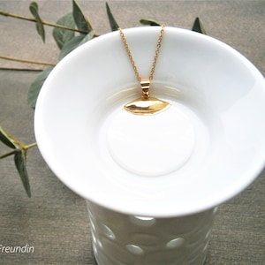 Necklace with white mother of pearl pendant, gold-plated stainless steel chain with round shell pendant