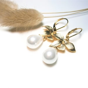 Golden earrings with white shell pearls and brushed flowers, gold-plated pearl earrings Klappbrisuren