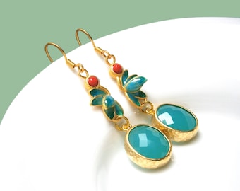 Grüne Jade Ohrringe mit emaillen Blättern und roten Koralle Steinchen, Matt vergoldete Silber 925 Ohrhänger, Sterlingsilber