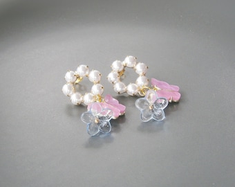 Perlenohrringe mit Glockenblumen und Schmetterlings-Anhänger, Weiße Perlen Ohrringe, Gold vergoldet