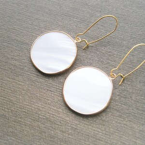 White mother of pearl necklace, gold plated chain, mother of pearl chain, round mother of pearl pendant image 7