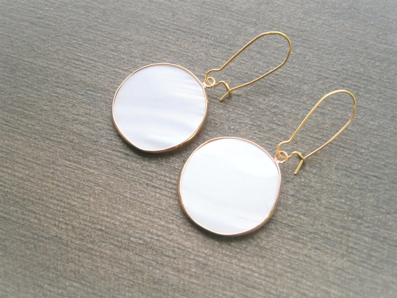 White mother of pearl necklace, gold plated chain, mother of pearl chain, round mother of pearl pendant image 7