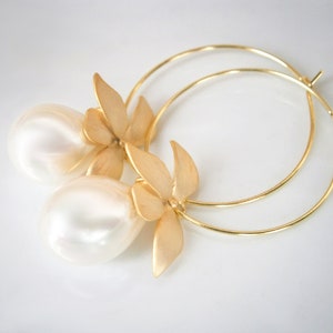 Golden earrings with white shell pearls and brushed flowers, gold-plated pearl earrings Creolen