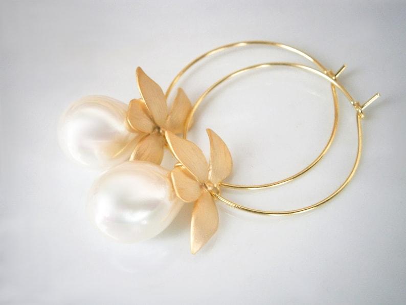 Golden earrings with white shell pearls and brushed flowers, gold-plated pearl earrings Creolen