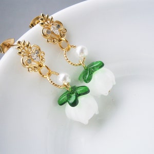 White flower earrings made of Murano glass with green leaf, pearl and zirconia, gold-plated earrings