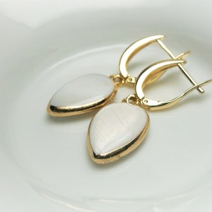 Weiße Perlmutt Halskette, Vergoldete Kette mit tropfenförmigem Perlmutt-Anhänger, Perlmuttkette Bild 6