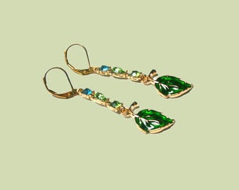 Groene kristallen glazen oorbellen met geëmailleerde bladhanger, vergulde bladoorbellen