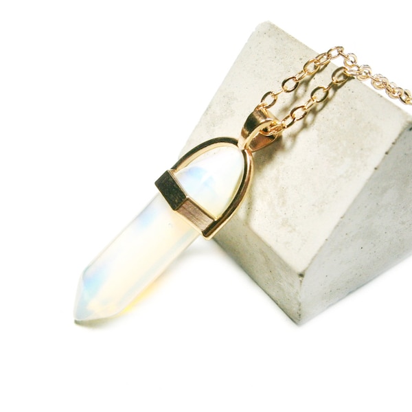 Halskette Opalith oder weiße Jade, vergoldete Kette mit Naturstein Anhänger, Hexagonanhänger, Pendelkette, Edelstein Spitze, geometrisch