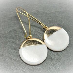 Earrings mother of pearl white, gold-plated stainless steel earrings with round mother of pearl pendant