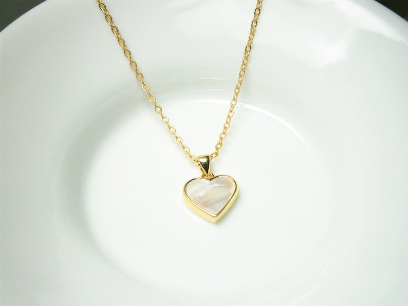 Perlmutt Herz Halskette Gold vergoldet, Kette mit weiß-goldenem Herzanhänger, Perlmuttkette Bild 3