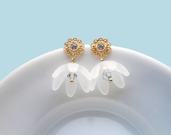 Boucles d'oreilles campanules blanches plaquées or avec zircones, boucles d'oreilles fleurs, boucles d'oreilles romantiques