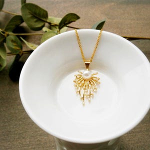 Gold necklace with white pearl pendant: Gold-plated stainless steel chain, cultured pearls