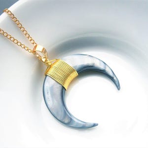 Necklace with mother-of-pearl crescent moon pendant: Gold-plated chain, moon pendant made of abalone shell, blue-green