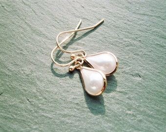 Perlen Ohrringe weiß vergoldet, Tropfen Ohrhänger mit weißer Perle, weiße Perlenohrringe