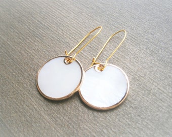 White mother-of-pearl earrings, round shell disc pendants, gold-plated mother-of-pearl earrings