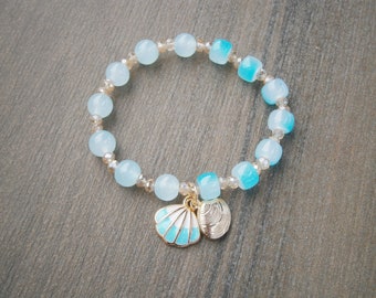 Armband mit hellblauen Glasperlen und Muschel Anhängern, blaues Perlenarmband, Sommer-Armband, Strandschmuck