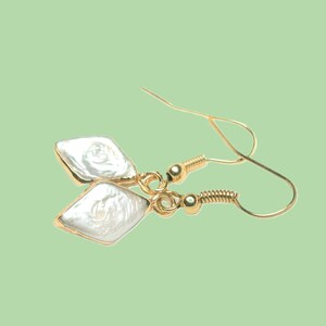 Mother-of-pearl earrings: Gold-plated 925 sterling silver drop earrings with a white shell diamond shape