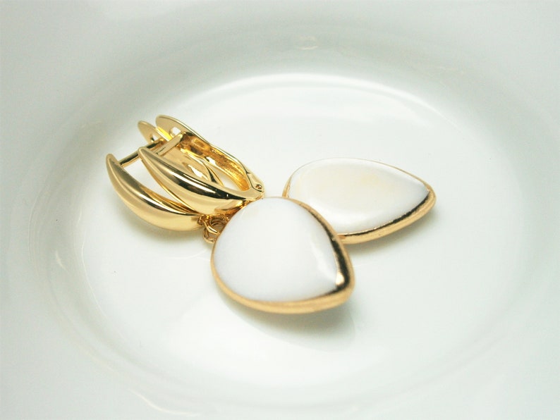 Weiße Perlmutt Halskette, Vergoldete Kette mit tropfenförmigem Perlmutt-Anhänger, Perlmuttkette Bild 5