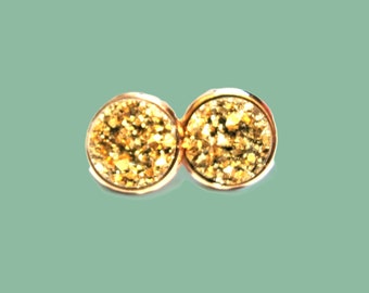 Gold-colored resin earrings or stud earrings in a druzy look