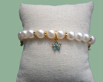 Bracelet de perles blanches avec pendentifs fleurs de myosotis en cristal