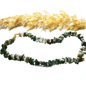 Kurze Choker Kette aus Naturstein Flakes
