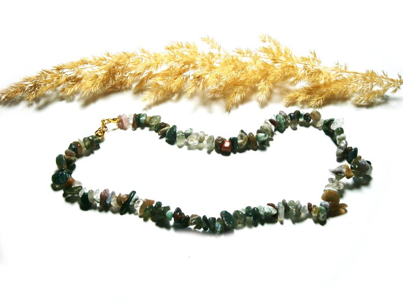 Kurze Choker Kette aus Naturstein Flakes