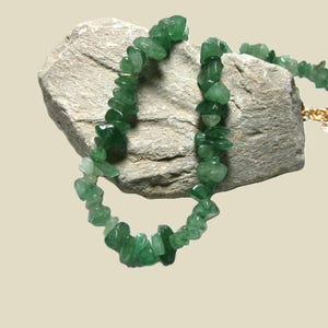 Collier ras-de-cou en éclats d'aventurine : Collier court en éclats de pierre naturelle, orné de pierres brutes.