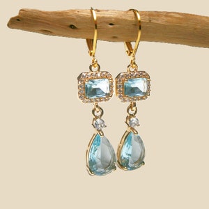 Light blue aquamarine crystal earrings: Gold-plated drop earrings with blue crystal glass