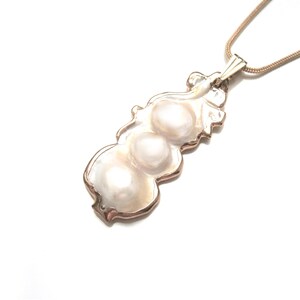 Collar con colgante de nácar blanco: Cadena de acero inoxidable chapada en oro con un colgante redondo de nácar natural. imagen 10