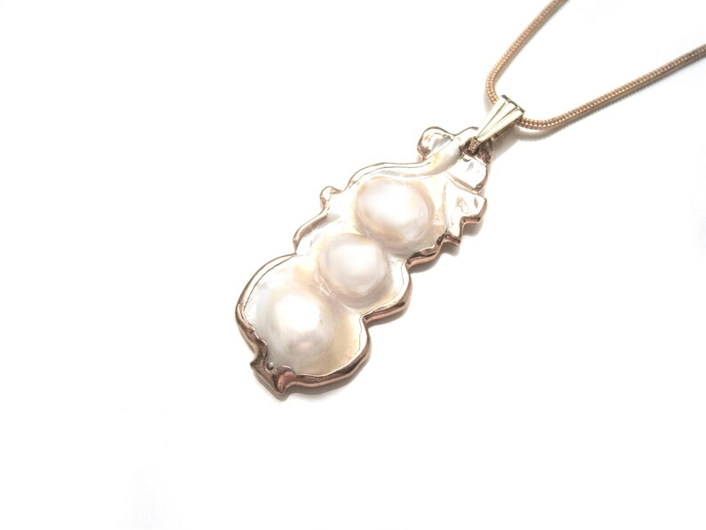 Collar con colgante de nácar blanco: Cadena de acero inoxidable chapada en oro con un colgante redondo de nácar natural. imagen 10