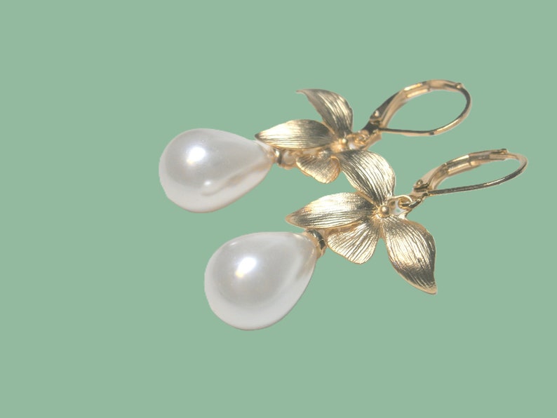 Golden earrings with white shell pearls and brushed flowers, gold-plated pearl earrings image 2